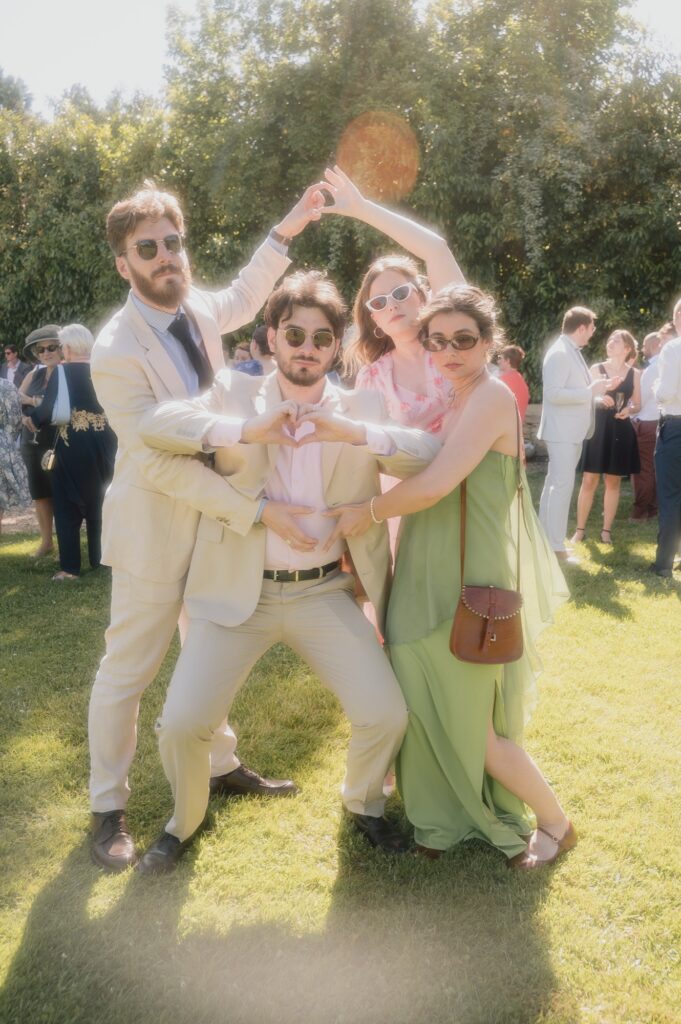 Des invités reproduisent la pose de la carte lors du jeu photo roulette, mariage au Château du Sou, Lacenas