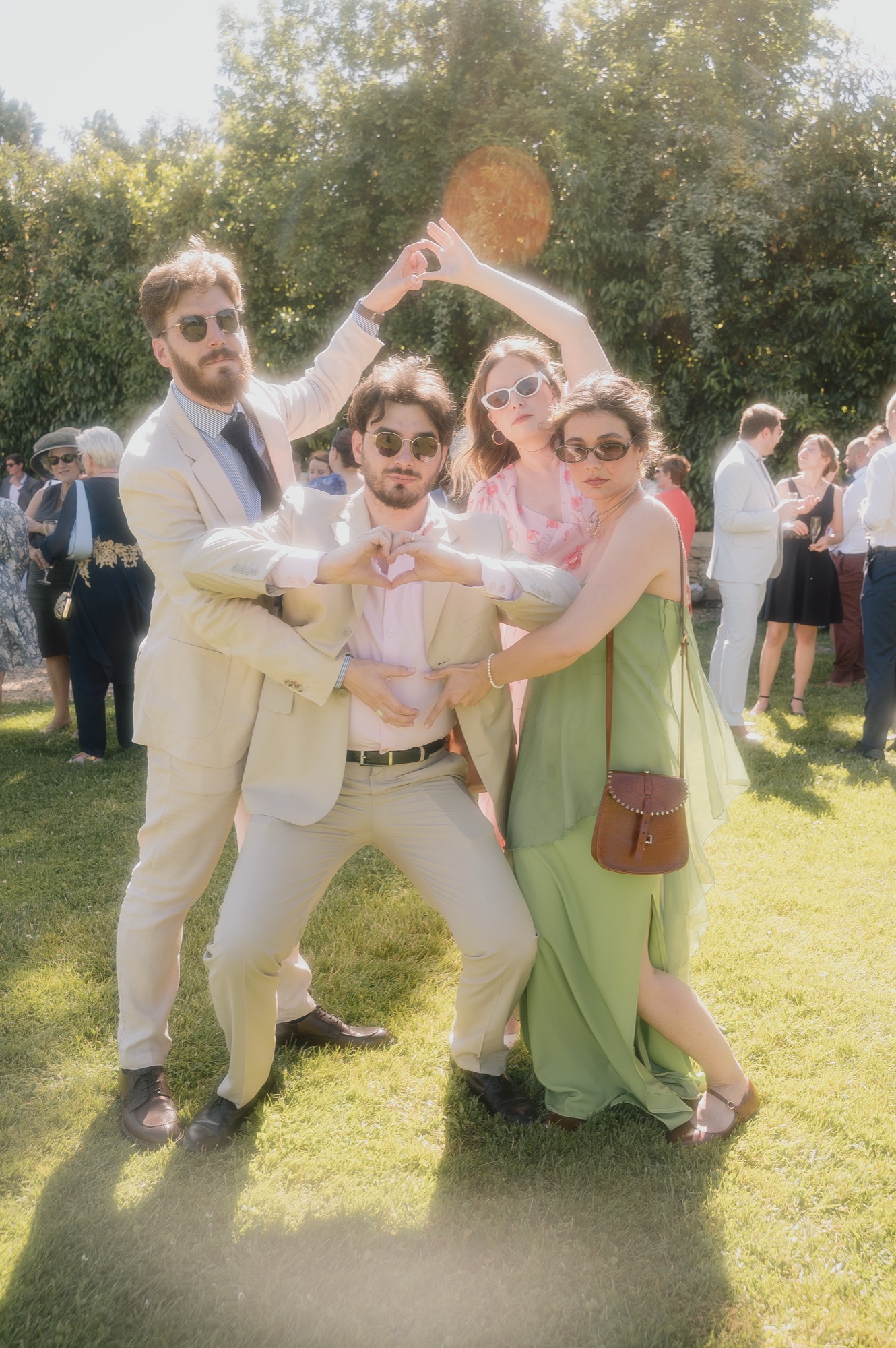 Des invités reproduisent la pose de la carte lors du jeu photo roulette, mariage au Château du Sou, Lacenas