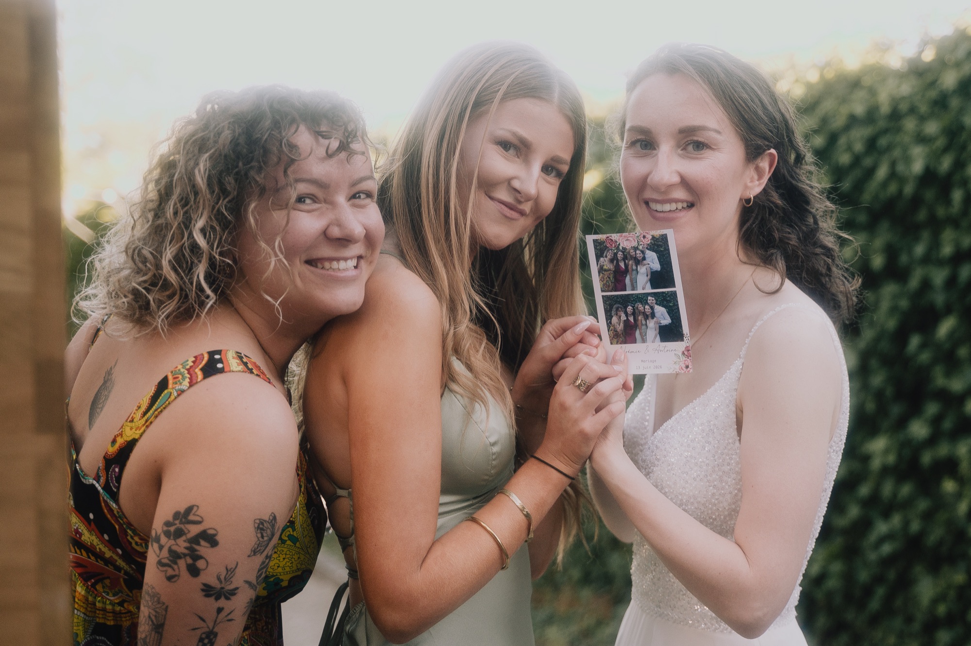 Noémie et ses amies avec une photo souvenir du mariage au Fourvière Hôtel, Lyon, Kaïto Rimbaud photographe