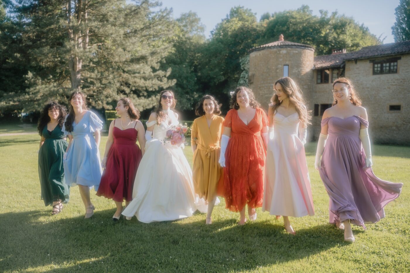 La mariée entourée de ses demoiselles d'honneur en robes colorées à la golden hour, Château du Sou, Lacenas