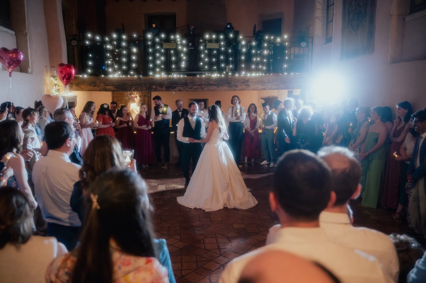 Ouverture du bal des mariés entourés de leurs invités et de bougies, Château du Sou, Lacenas, Beaujolais