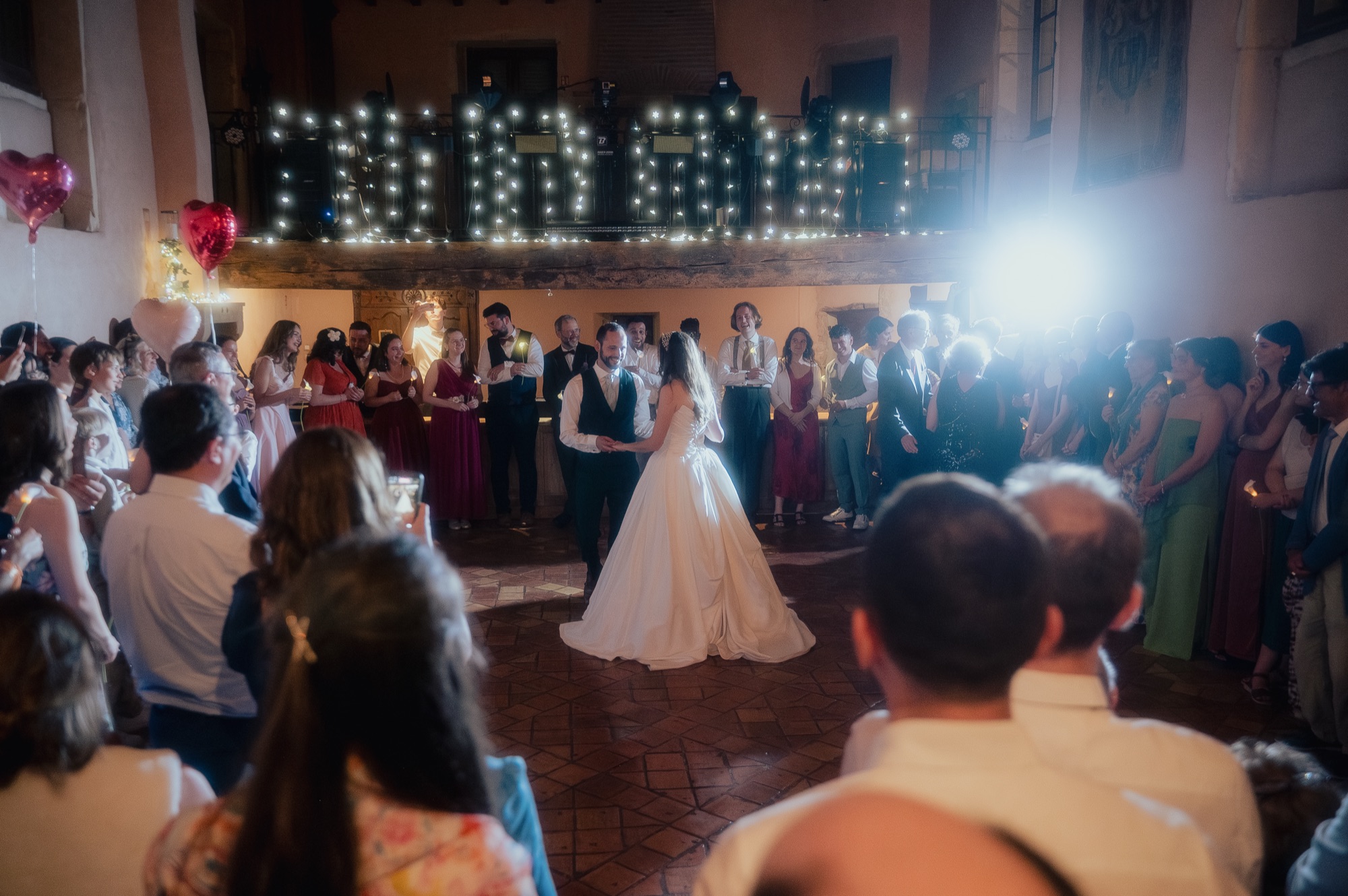 Ouverture du bal des mariés entourés de leurs invités et de bougies, Château du Sou, Lacenas, Beaujolais