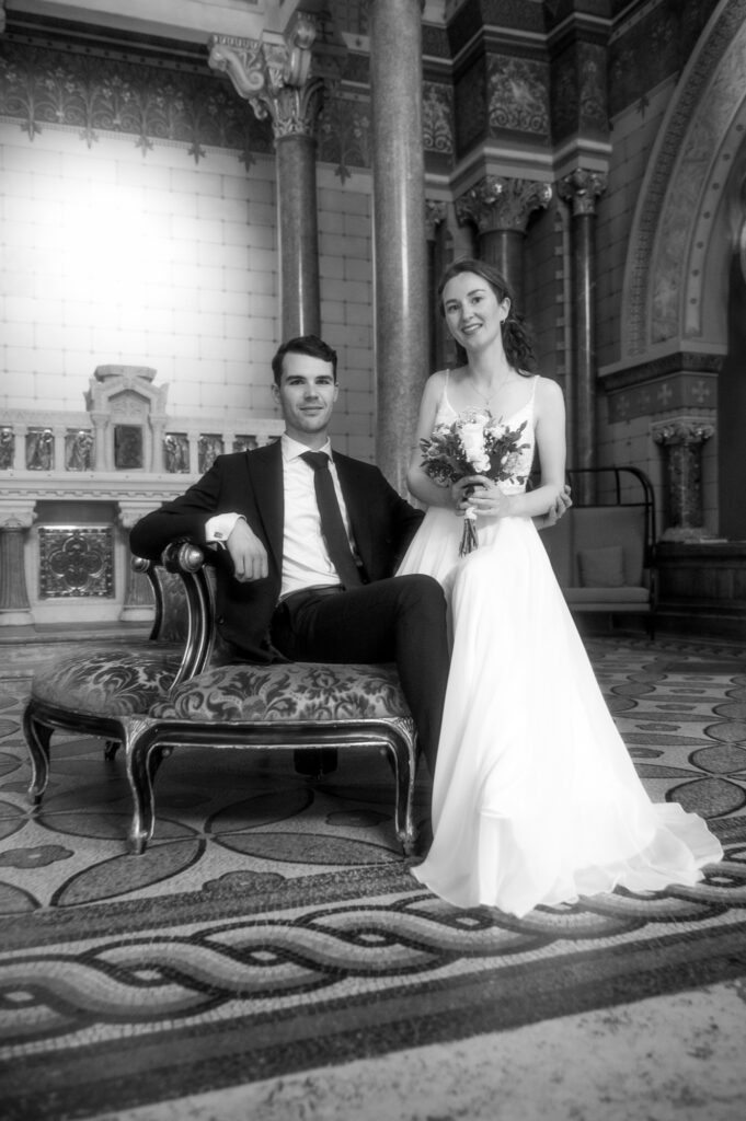 Photo de couple des mariés dans le hall du Fourvière Hôtel, mariage à Lyon, Kaïto Rimbaud photographe