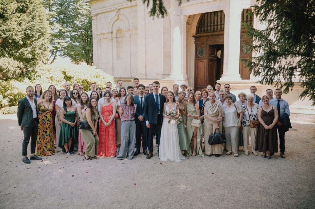 Photo de groupe des invités devant l'église Saint-Bruno-les-Chartreux, mariage à Lyon, Kaïto Rimbaud photographe