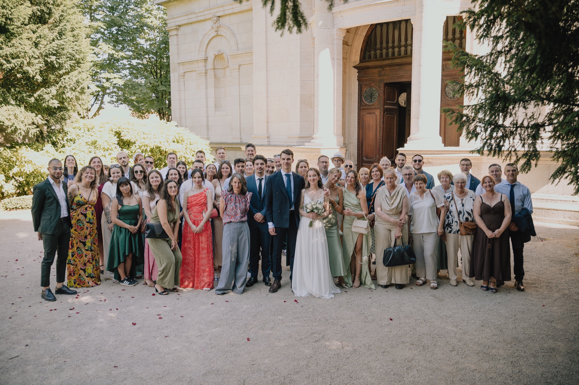 Photo de groupe des invités devant l'église Saint-Bruno-les-Chartreux, mariage à Lyon, Kaïto Rimbaud photographe