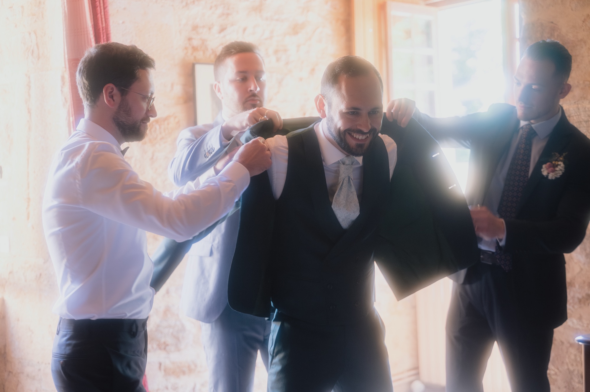 Les témoins aident le marié à enfiler sa veste, préparatifs au Château du Sou, Lacenas, Beaujolais