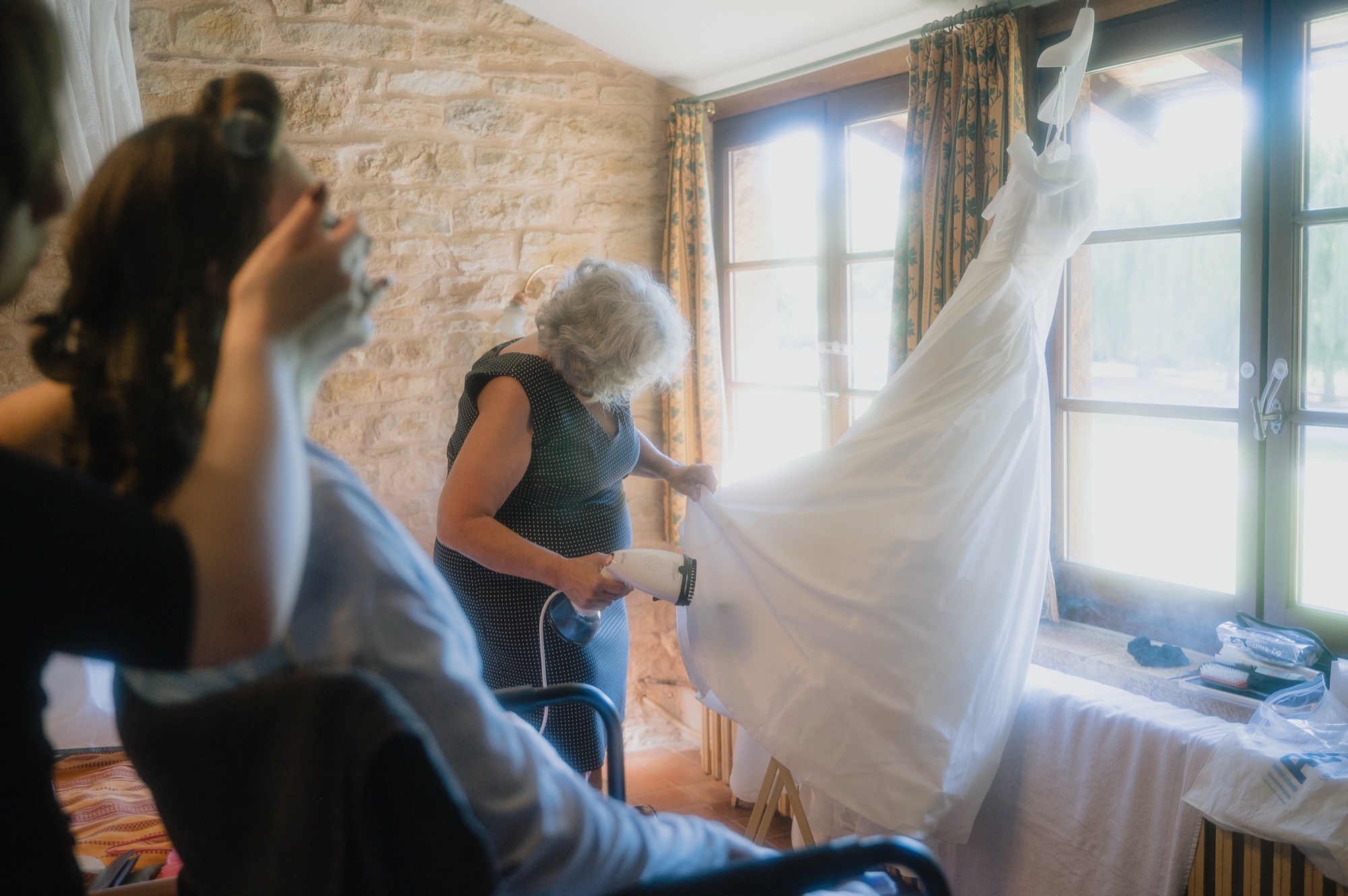 La maman de la mariée prépare la robe à la fenêtre, préparatifs au Château du Sou, Lacenas, Beaujolais