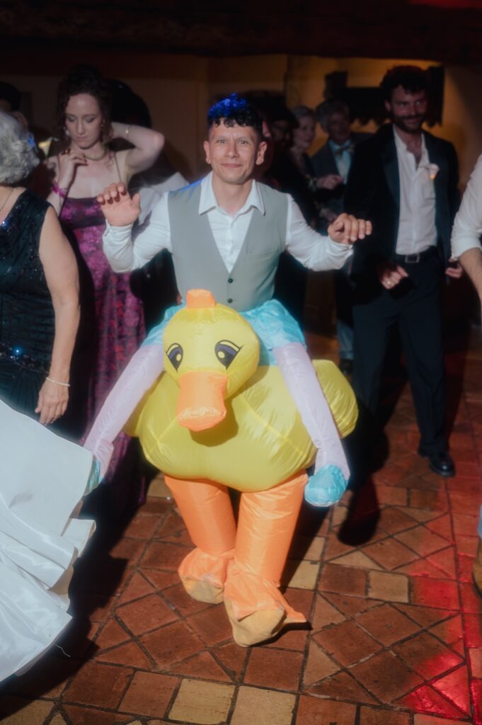 Un ami déguisé en canard sur la piste de danse pendant la soirée, mariage au Château du Sou, Lacenas