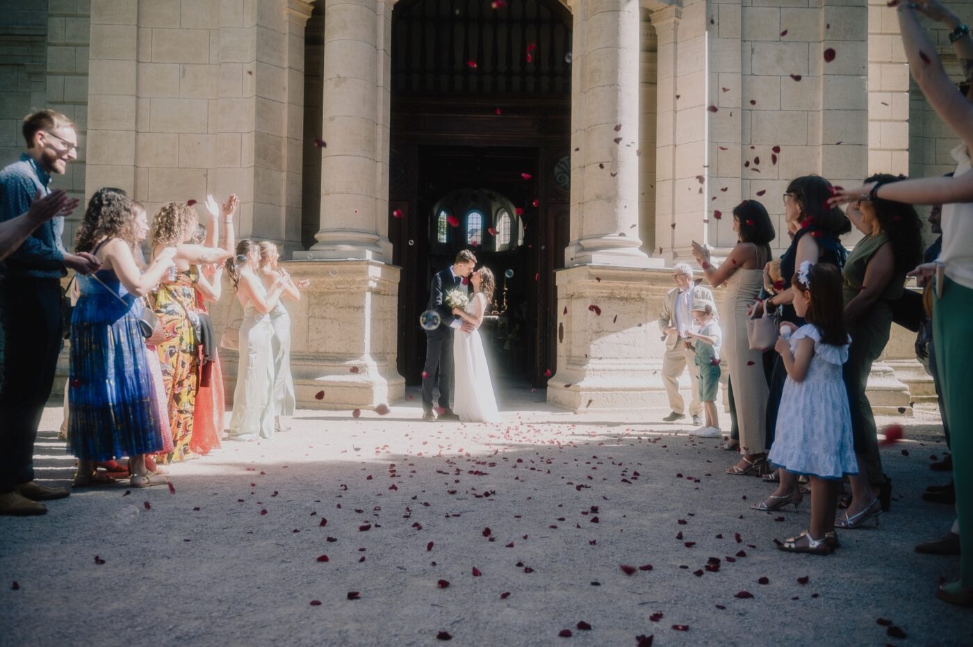 Sortie d'église de Noémie et Antoine sous les pétales, Saint-Bruno-les-Chartreux, Lyon, Kaïto Rimbaud photographe de mariage