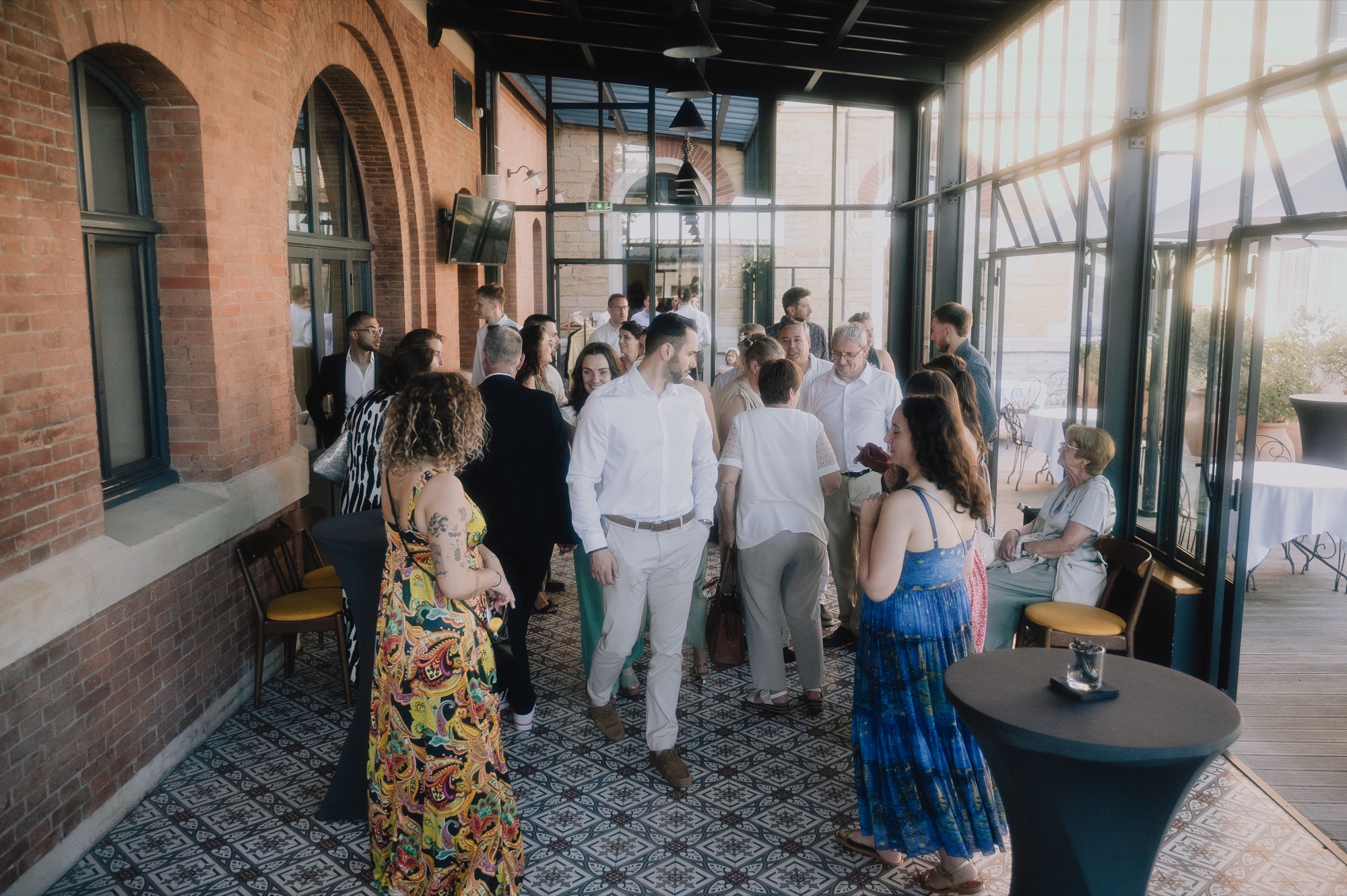Vin d'honneur au Fourvière Hôtel, un invité trinque, mariage à Lyon, Kaïto Rimbaud photographe