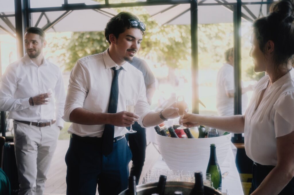 Les invités discutent pendant le vin d'honneur dans la verrière du Fourvière Hôtel, mariage à Lyon