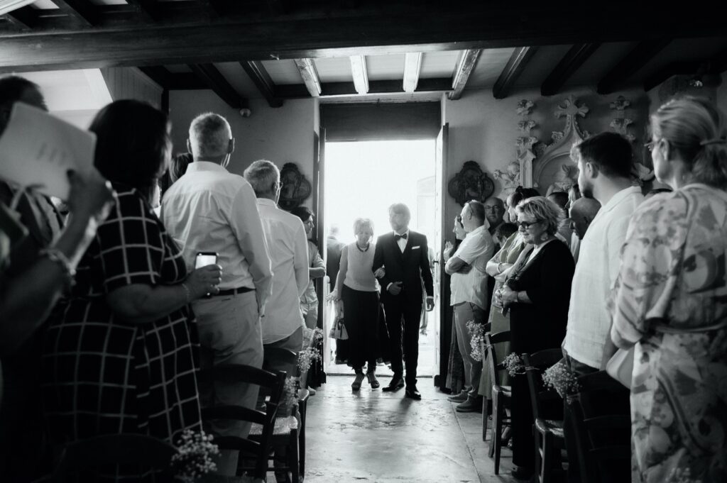 L'entrée du marié au bras de sa mère dans l'église du Breuil, Beaujolais, Kaïto Rimbaud photographe