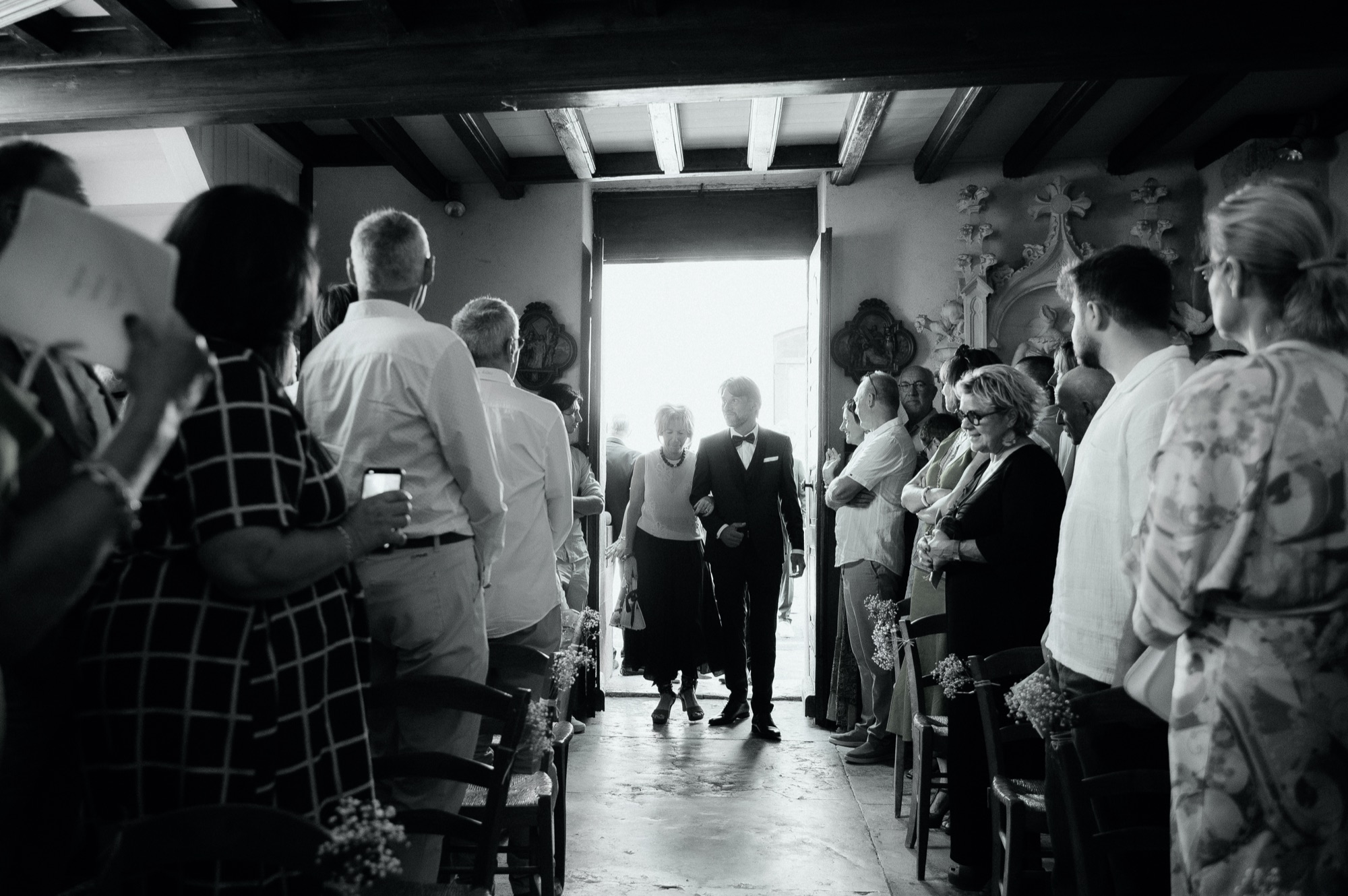 L'entrée du marié au bras de sa mère dans l'église du Breuil, Beaujolais, Kaïto Rimbaud photographe