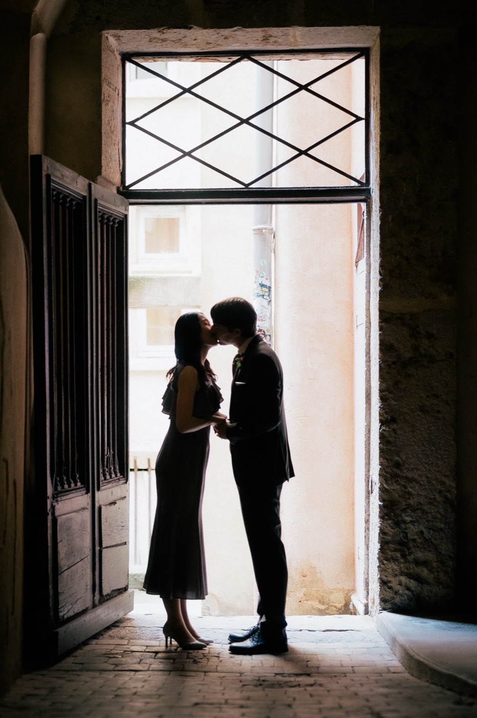 Couple qui s'embrasse dans un porche, Lyon, Kaïto Rimbaud photographe