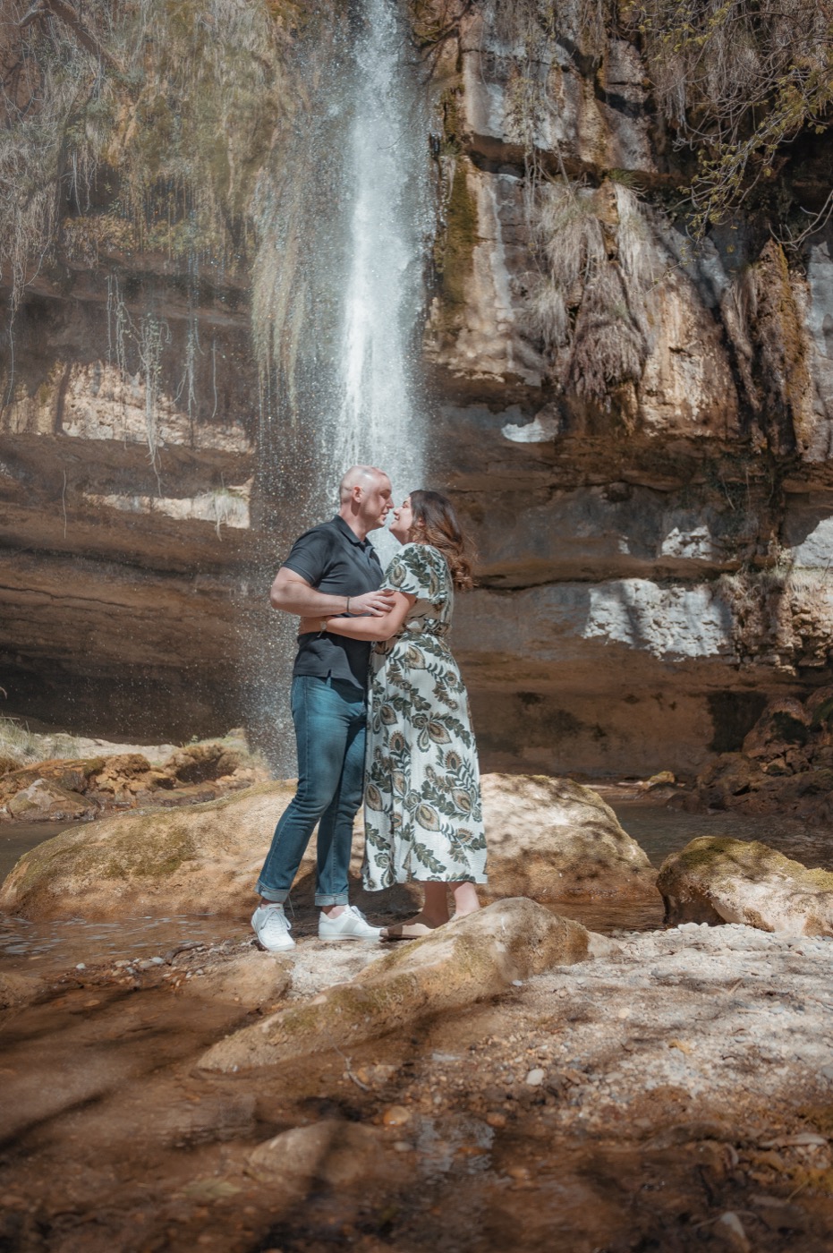 Couple enlacé près d'une cascade, Kaïto Rimbaud photographe