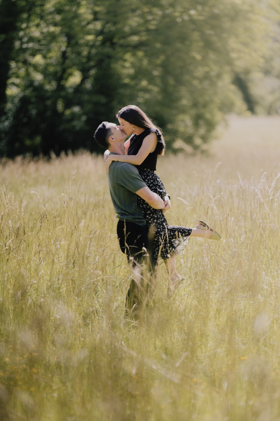 Couple dans un champ d'herbes hautes, Kaïto Rimbaud photographe