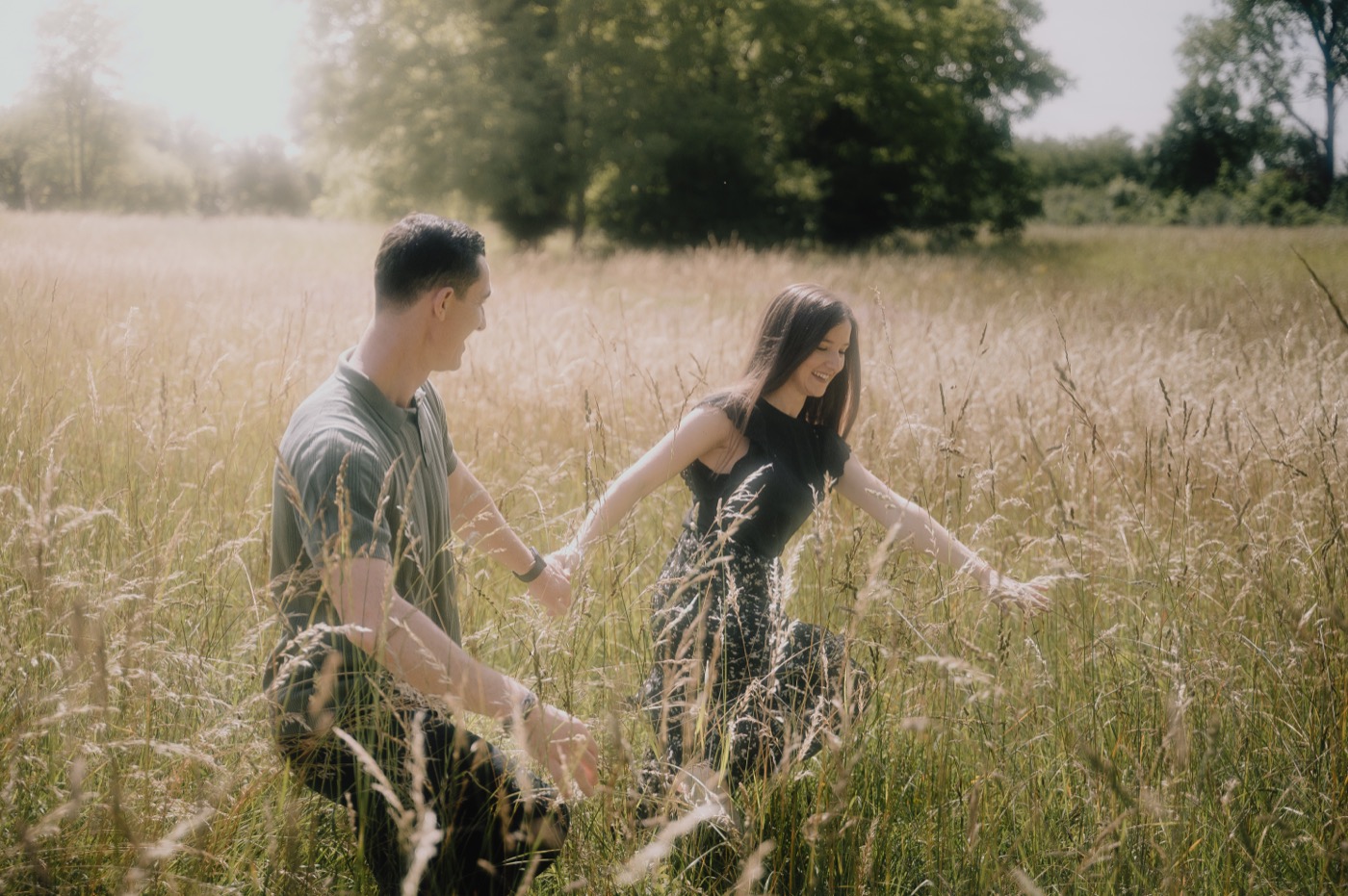 Couple dans un champ à la lumière douce, Kaïto Rimbaud photographe