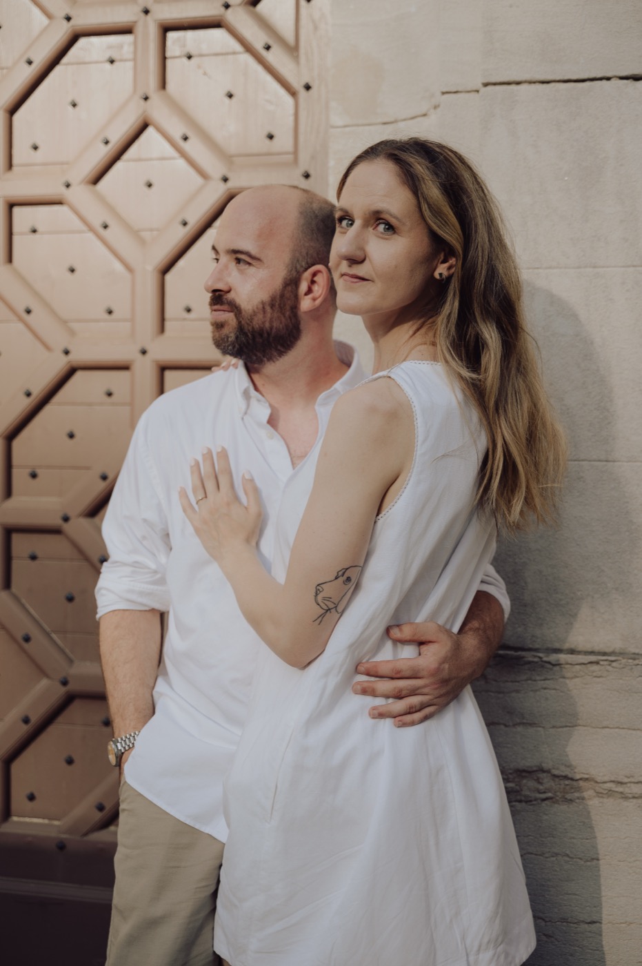 Couple enlacé devant un mur de pierre, Kaïto Rimbaud photographe
