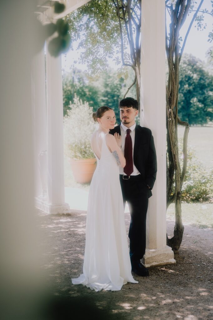 Couple de mariés sous une pergola dans un jardin, Kaïto Rimbaud photographe de mariage