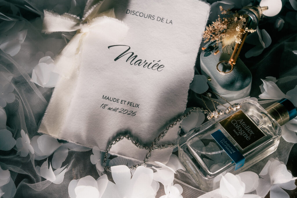 Discours de la mari&eacute;e, bague et flacon de parfum pos&eacute;s sur du voile, Lyon, Ka&iuml;to Rimbaud photographe