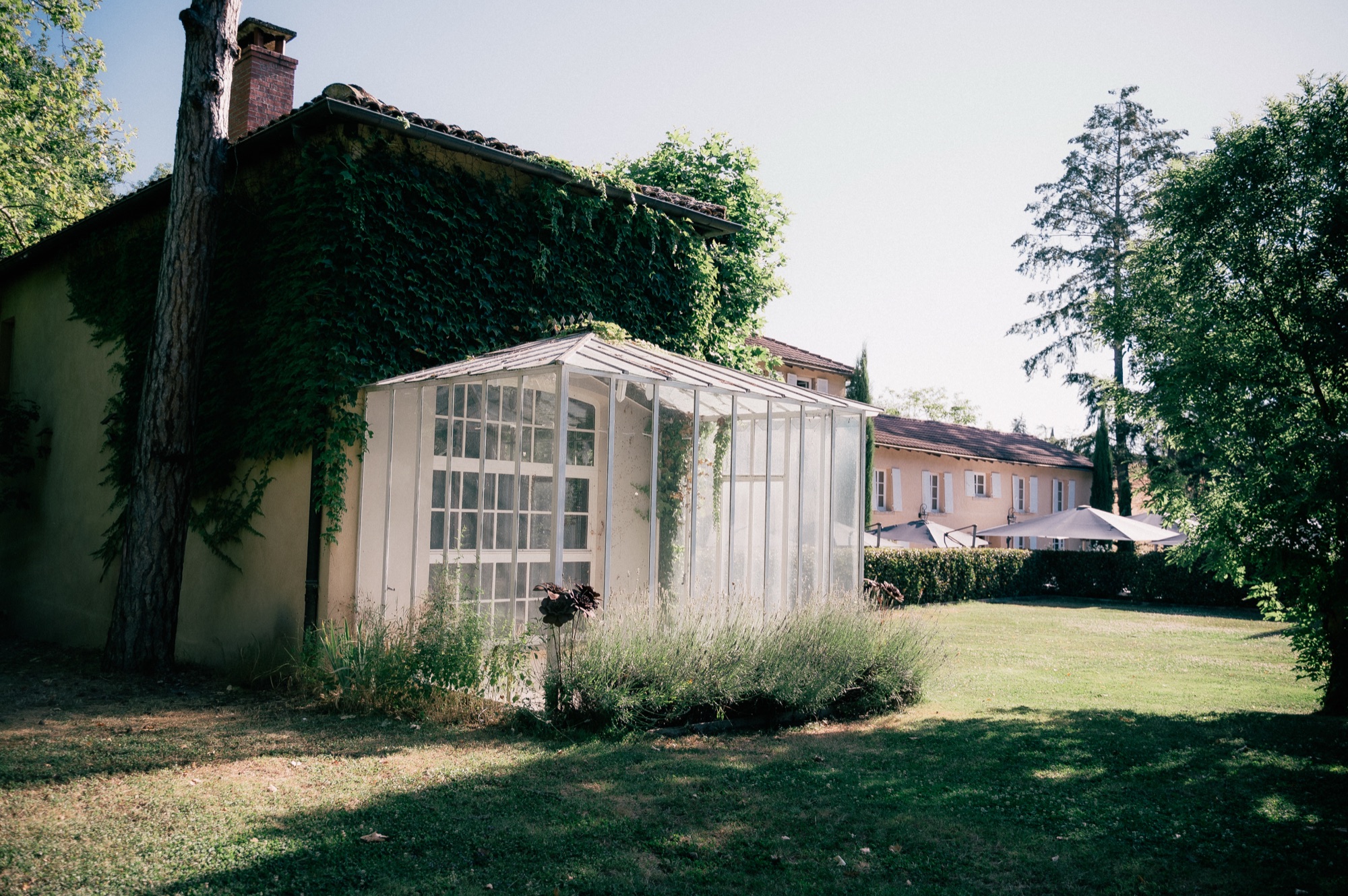 La serre ancienne et les bâtiments du Domaine des Tuileries à Légny, Beaujolais, Kaïto Rimbaud photographe