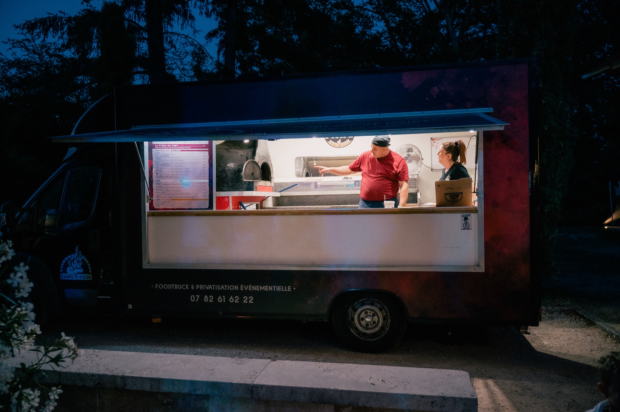 Le food truck à pizza en soirée à l'heure bleue, mariage en Beaujolais, Kaïto Rimbaud photographe
