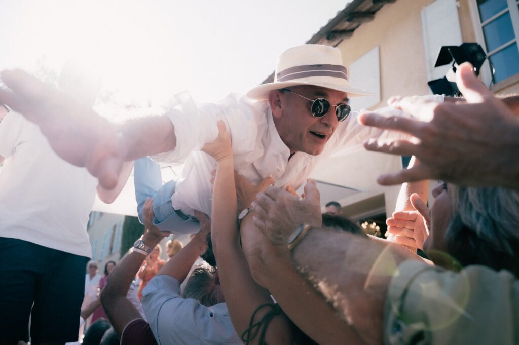 Invité porté par la foule pendant la fête de mariage, Kaïto Rimbaud photographe