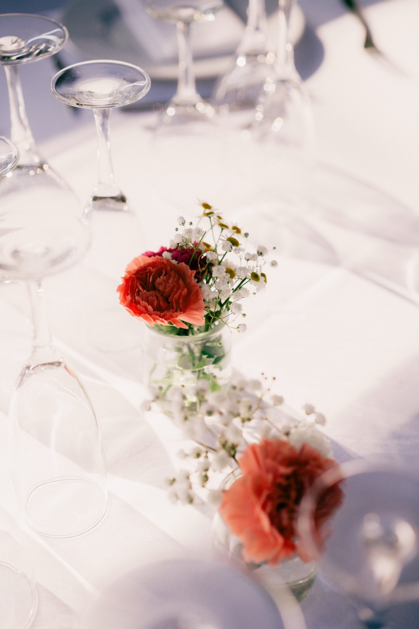Décoration florale champêtre aux tons chauds sur une table de mariage en Beaujolais, Kaïto Rimbaud photographe
