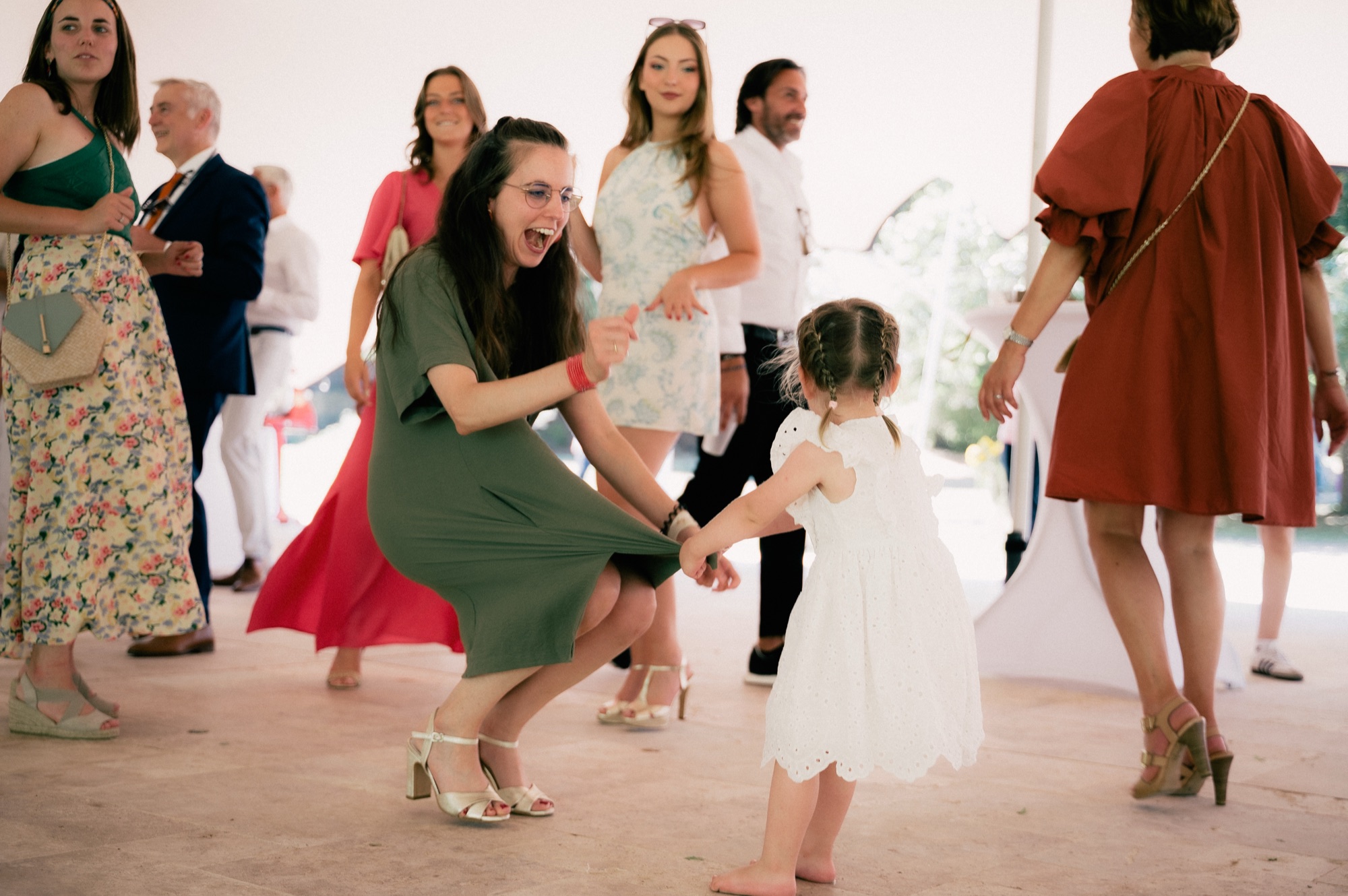 Une invitée qui danse avec une enfant, moment pris sur le vif, Kaïto Rimbaud photographe