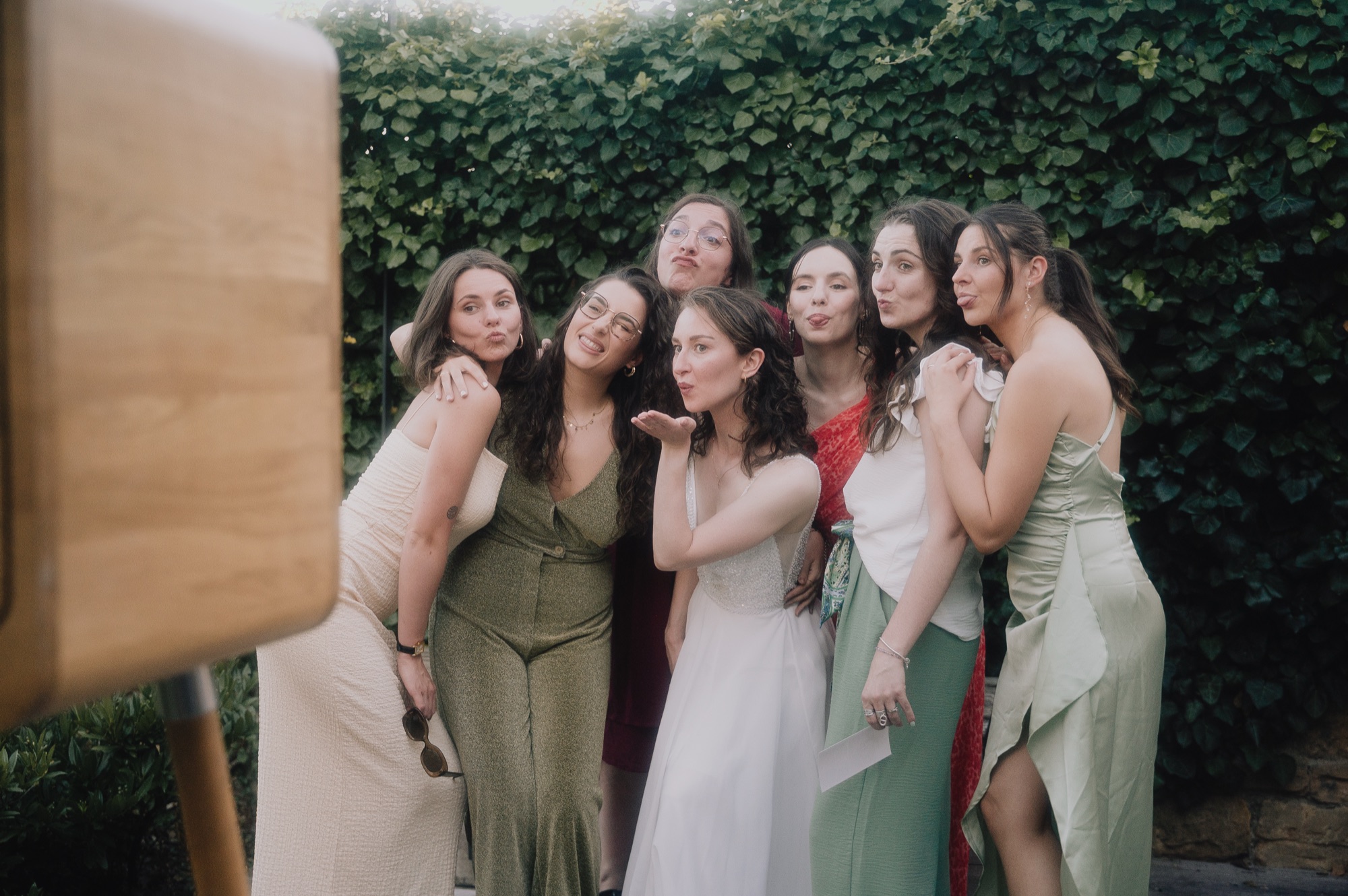 La mariée et ses amies au photobooth, photo de groupe pleine de vie, Kaïto Rimbaud photographe