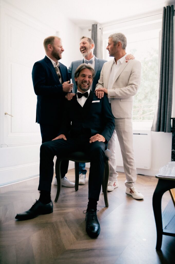 Le mari&eacute; et ses t&eacute;moins en train de rire pendant les pr&eacute;paratifs, Ka&iuml;to Rimbaud photographe de mariage