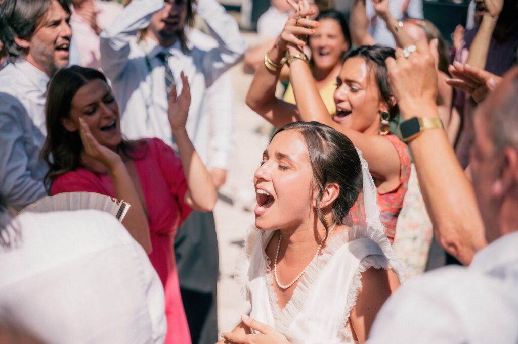 La mariée qui chante au milieu des invités pendant la fête, Domaine des Tuileries, Kaïto Rimbaud photographe