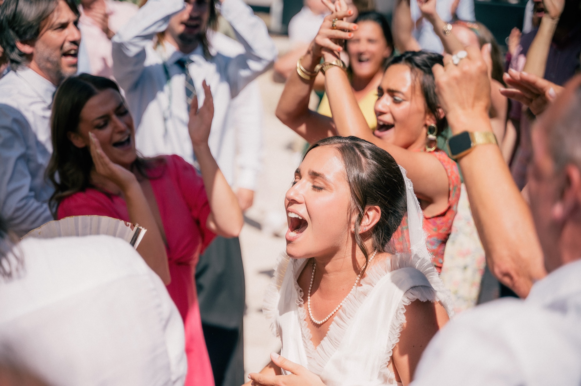 La mariée qui chante au milieu des invités pendant la fête, Domaine des Tuileries, Kaïto Rimbaud photographe