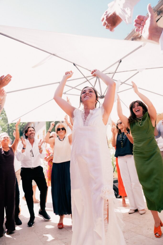 Mariée qui danse entourée des invités au vin d’honneur, Kaïto Rimbaud photographe de mariage