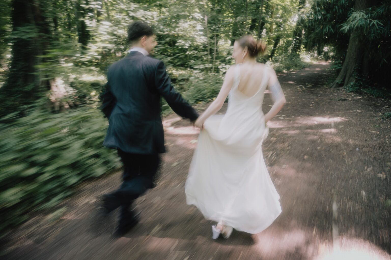 Les mariés courent en forêt, flou de mouvement, Lyon, Kaïto Rimbaud photographe