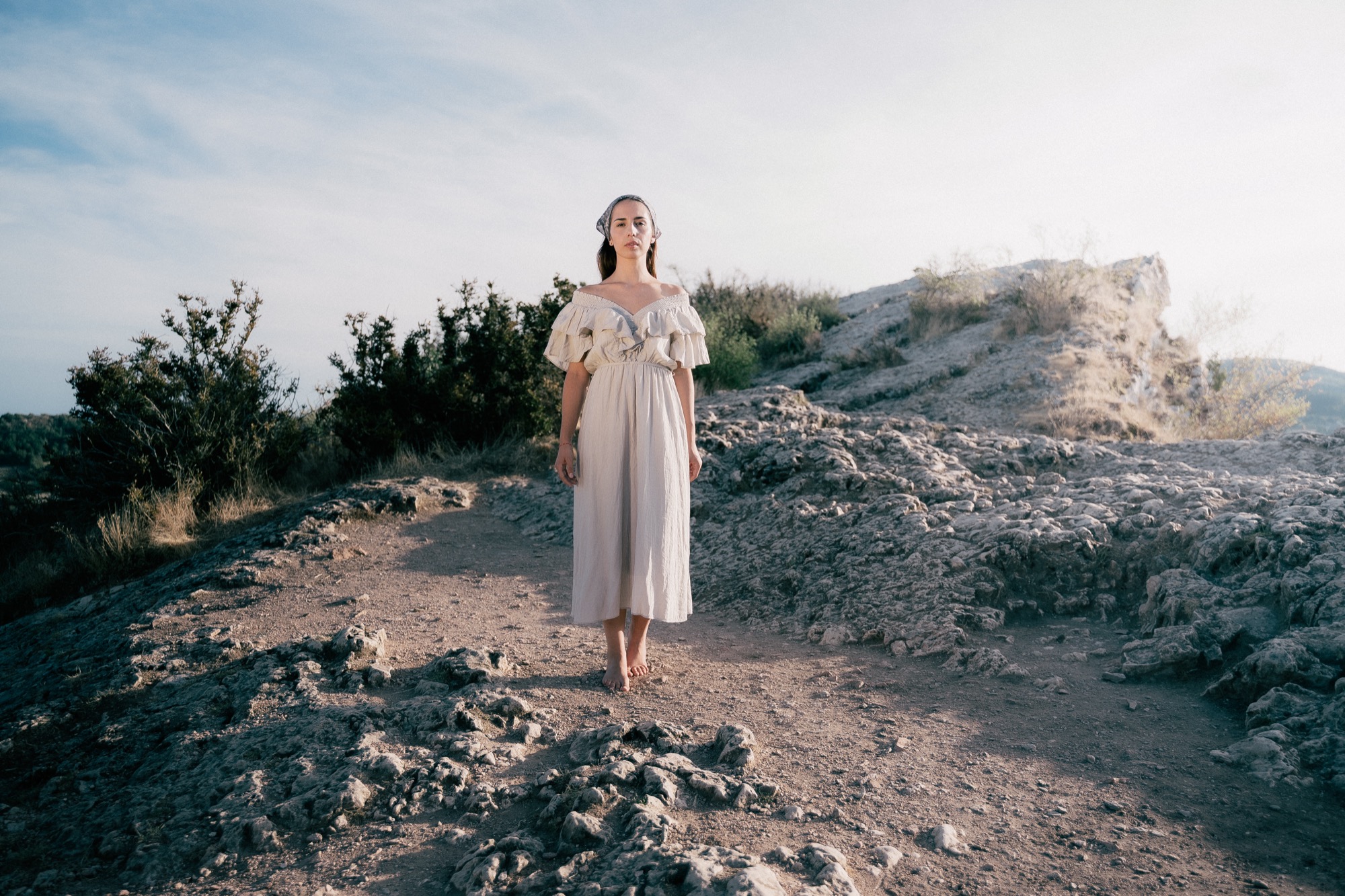 Portrait d'une femme en robe claire en extérieur à la lumière douce du soir, Kaïto Rimbaud photographe