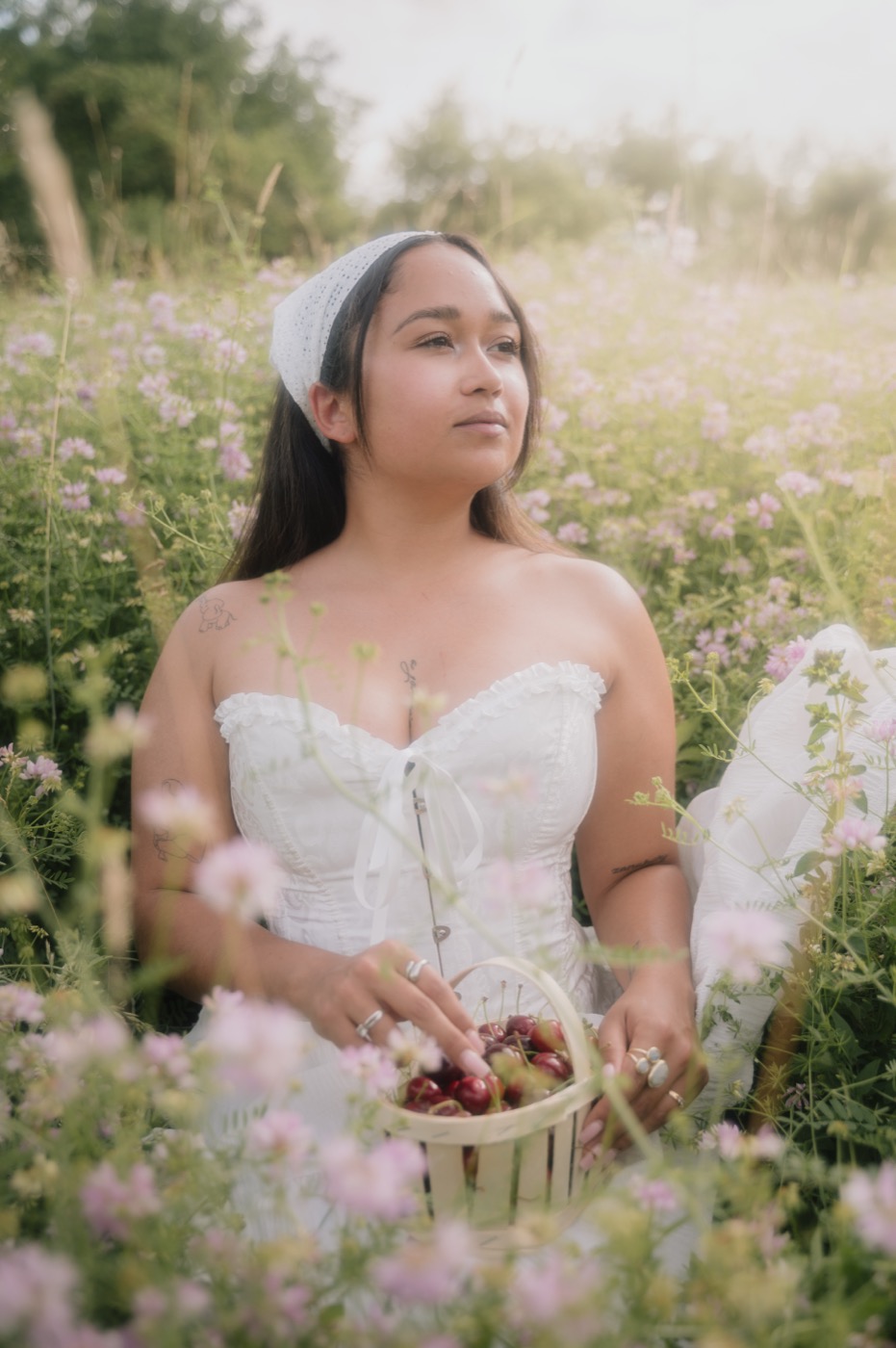 Portrait de femme dans un champ de fleurs, Kaïto Rimbaud photographe