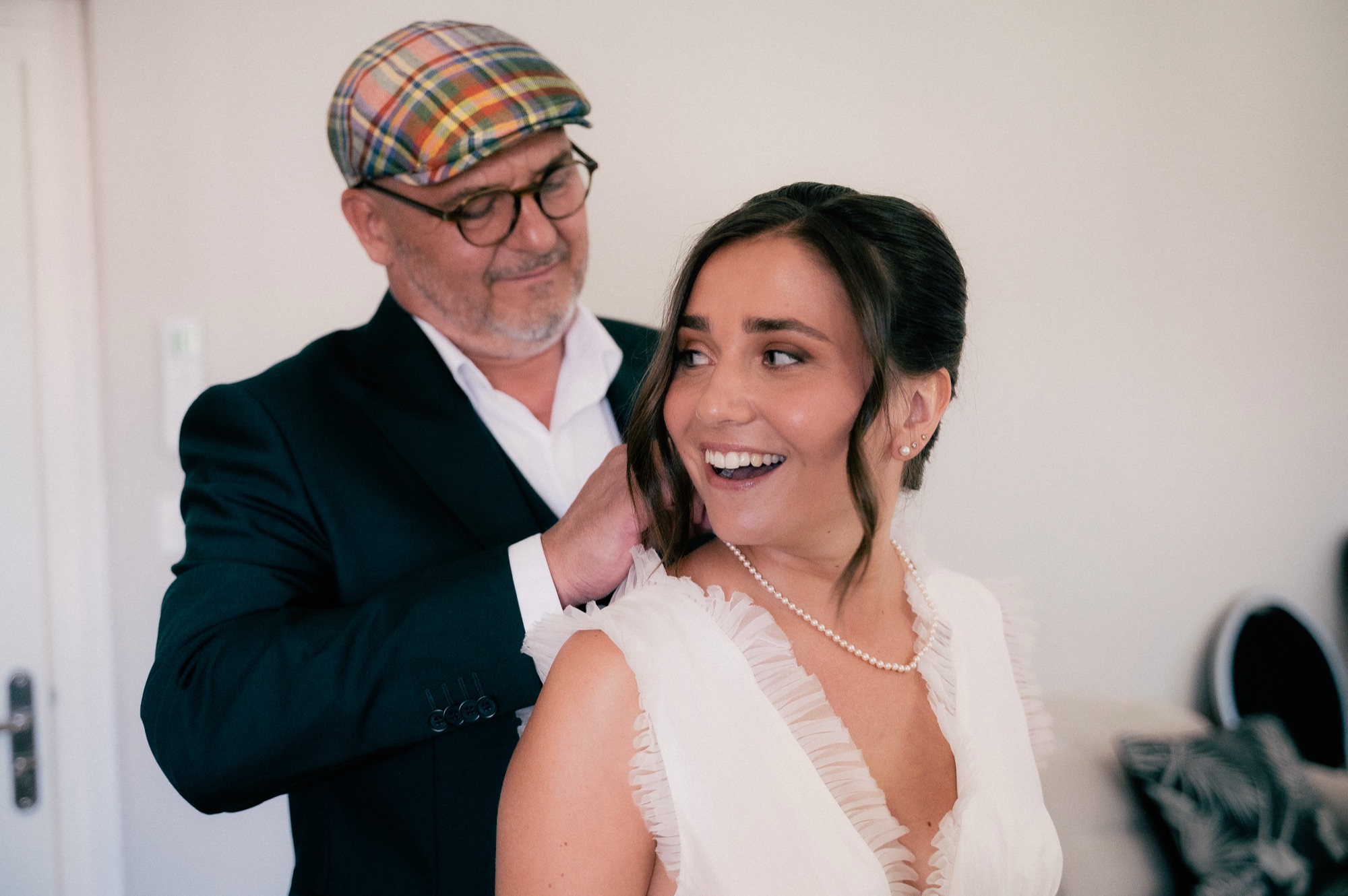 Le père de la mariée qui lui met son collier, un moment d'émotion, Légny, Kaïto Rimbaud photographe