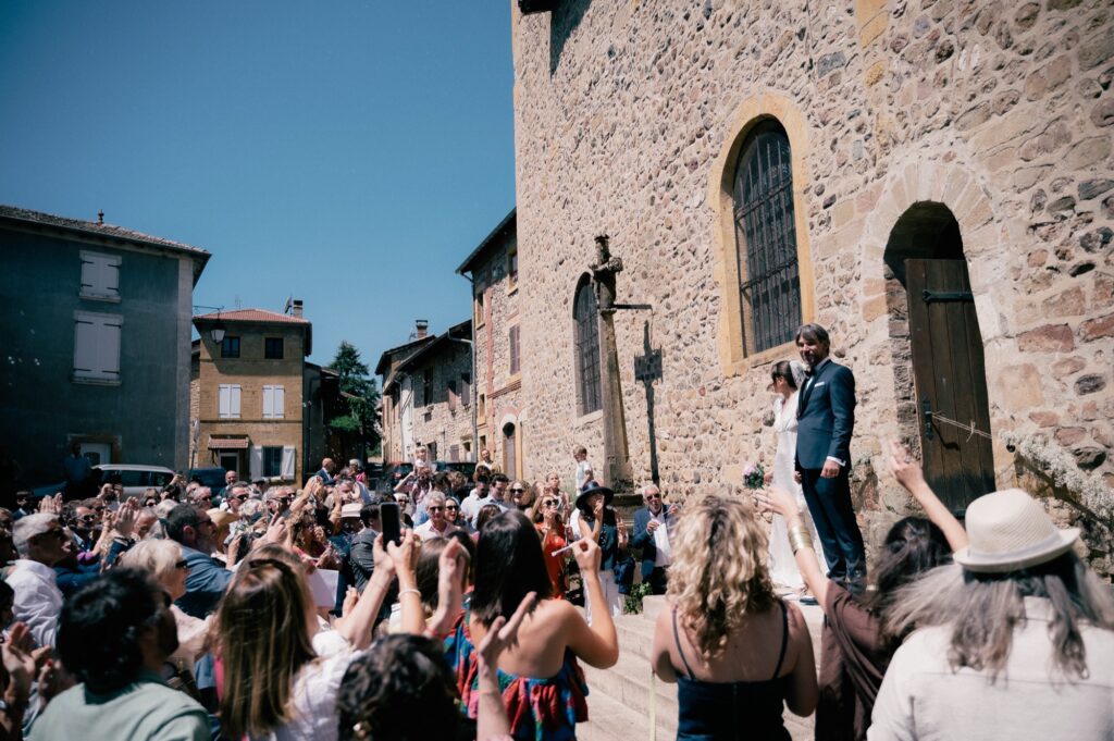 La sortie de l'église du Breuil sur la place du village aux pierres dorées, Kaïto Rimbaud photographe