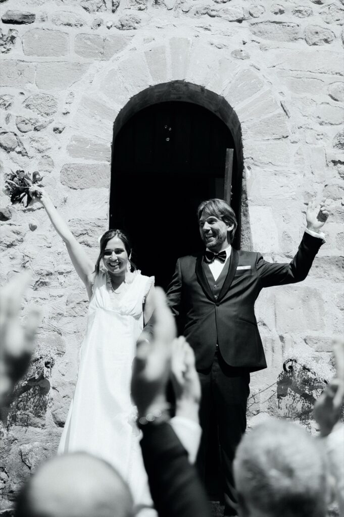 Les mariés bras levés à la sortie de l'église, Beaujolais, Kaïto Rimbaud photographe