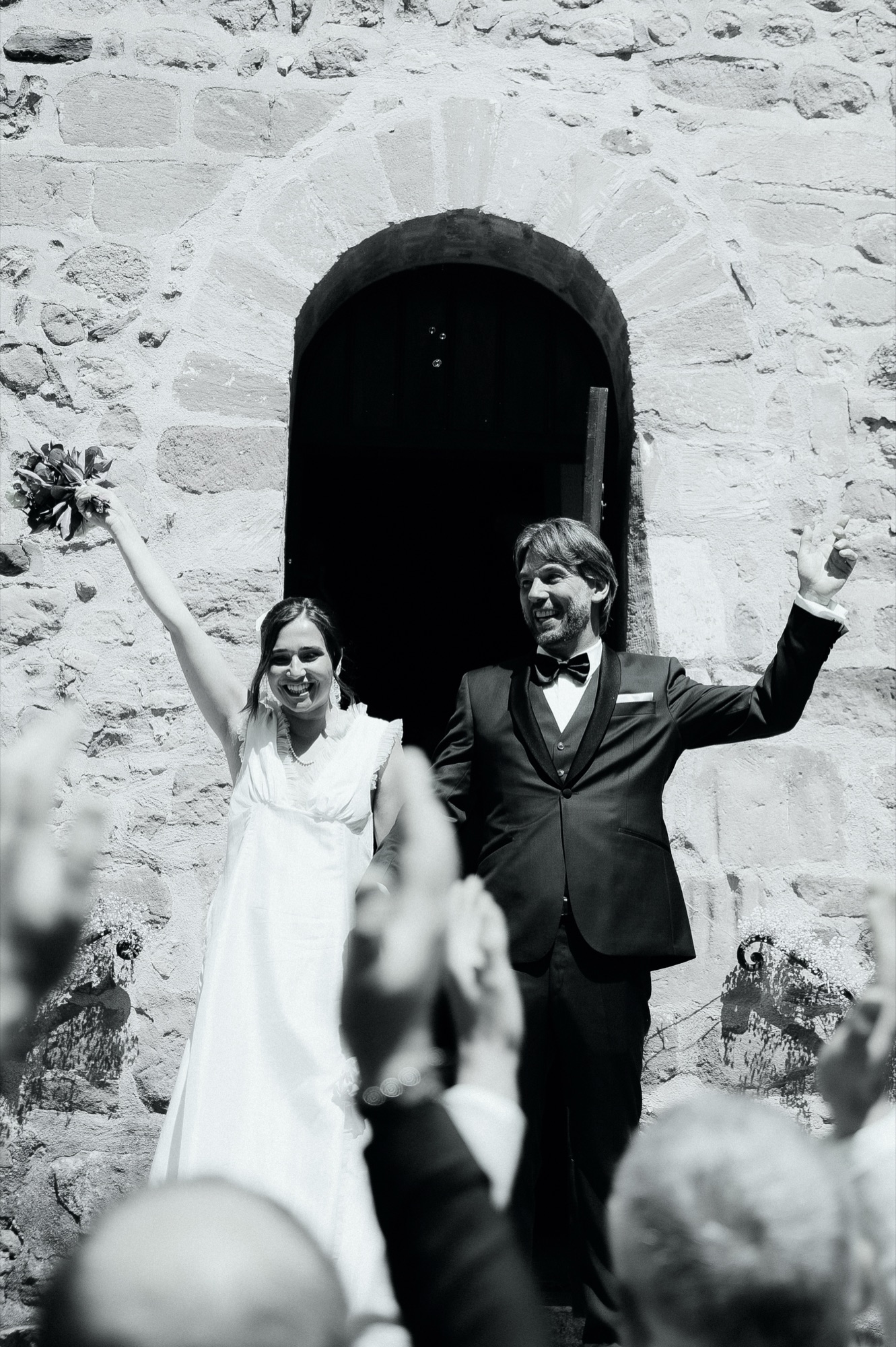 Les mariés bras levés à la sortie de l'église, Beaujolais, Kaïto Rimbaud photographe
