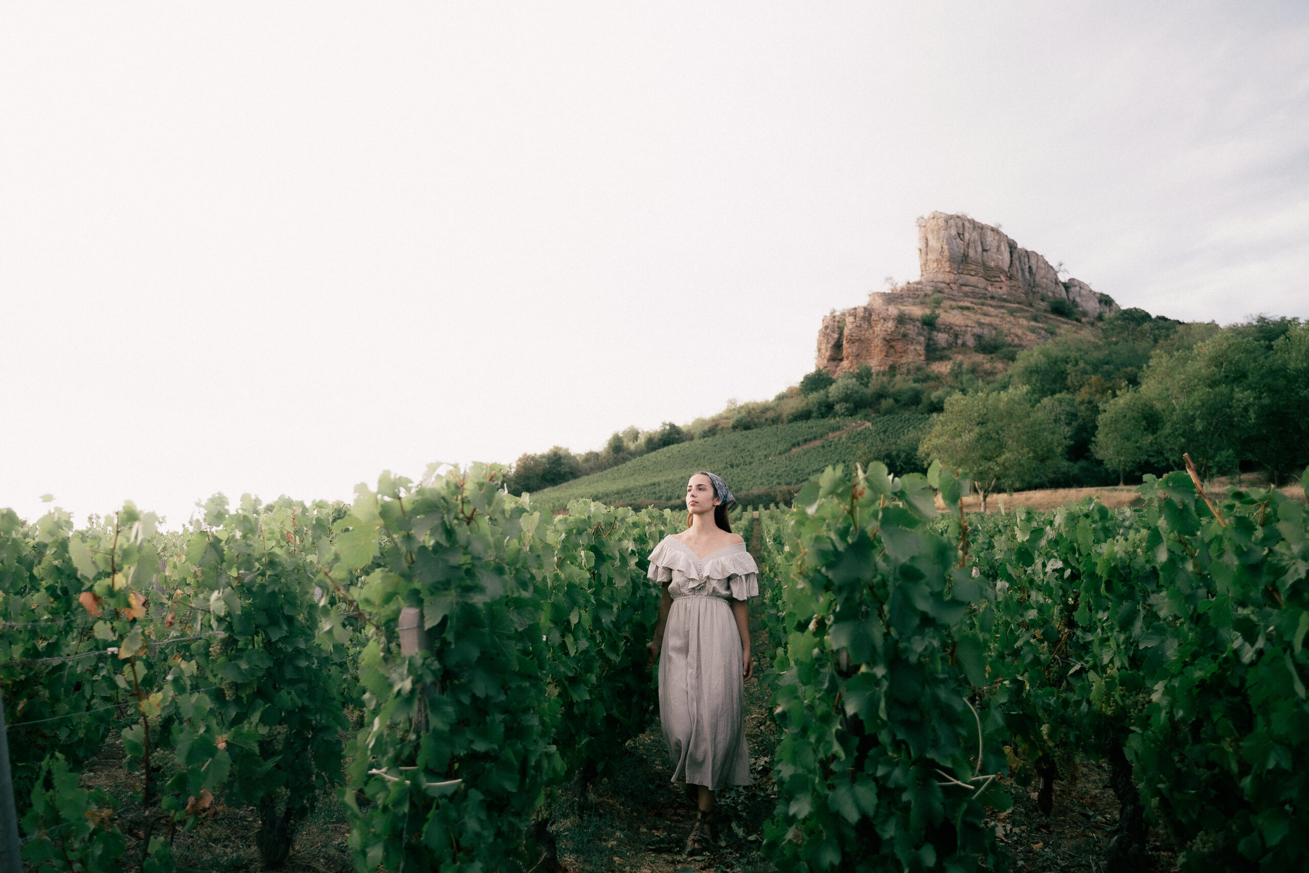 Couple dans les vignes à la lumière dorée, au pied de la Roche de Solutré, Kaïto Rimbaud photographe