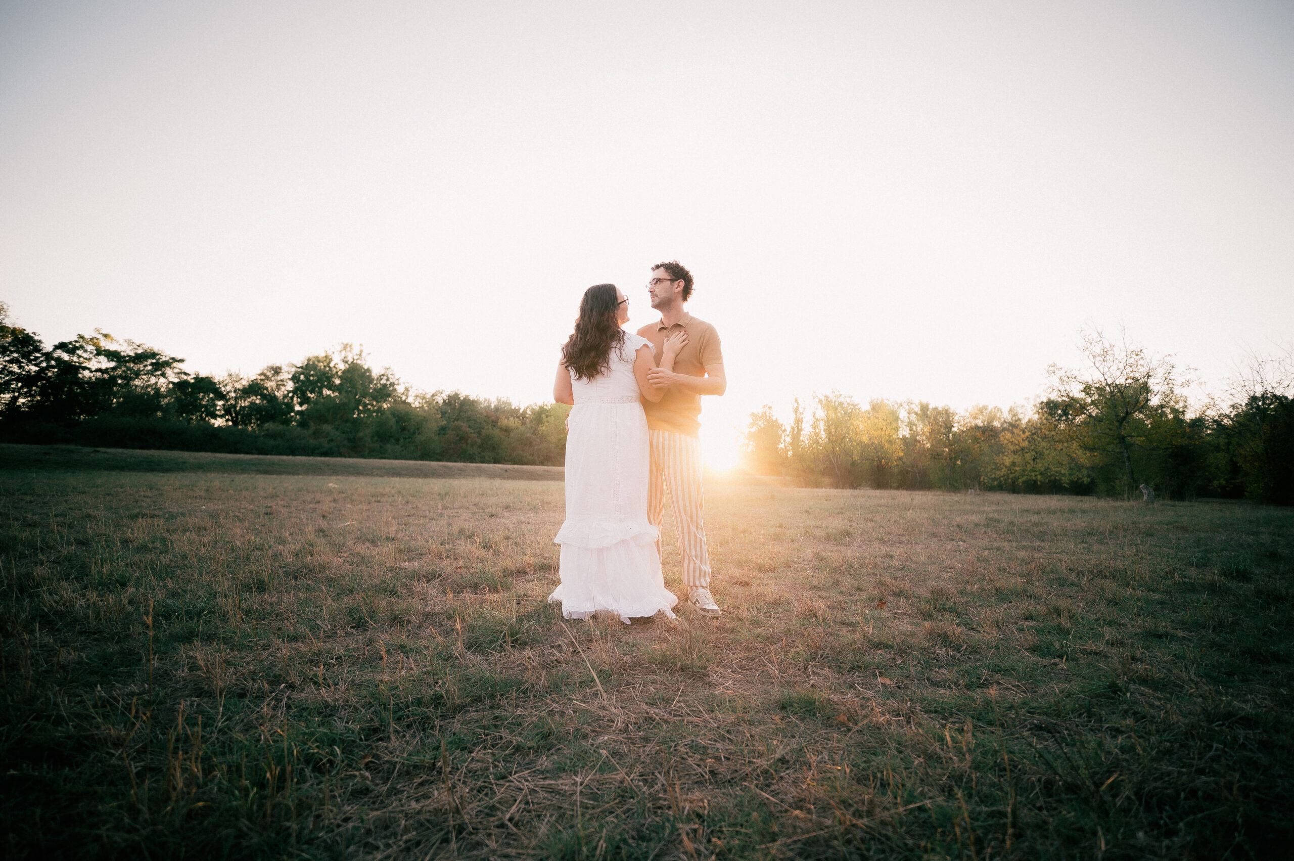 Couple se regardant dans un champ au coucher du soleil, Ain, Kaïto Rimbaud photographe