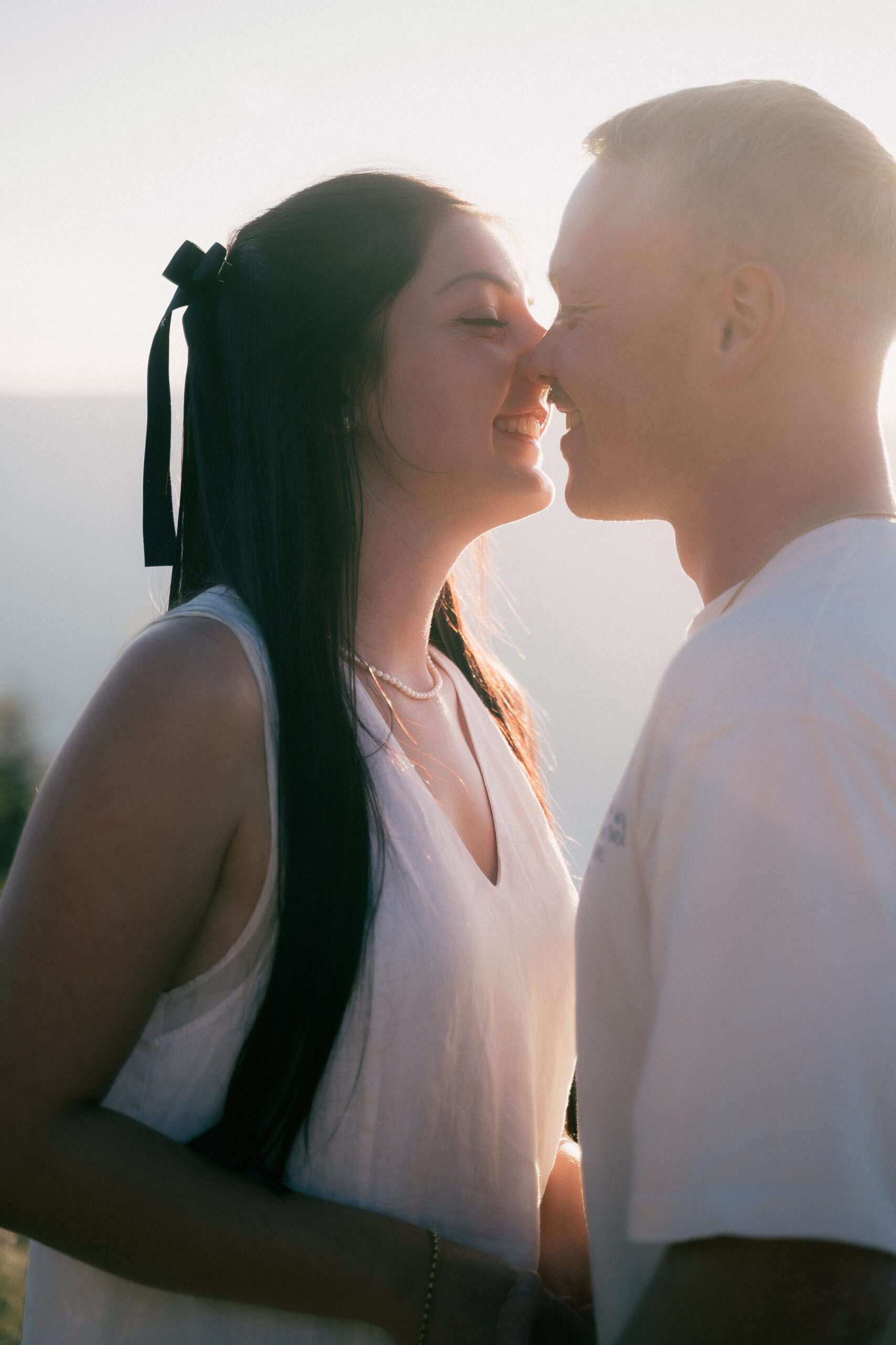 Couple front contre front souriant en contre-jour, Ain, Kaïto Rimbaud photographe