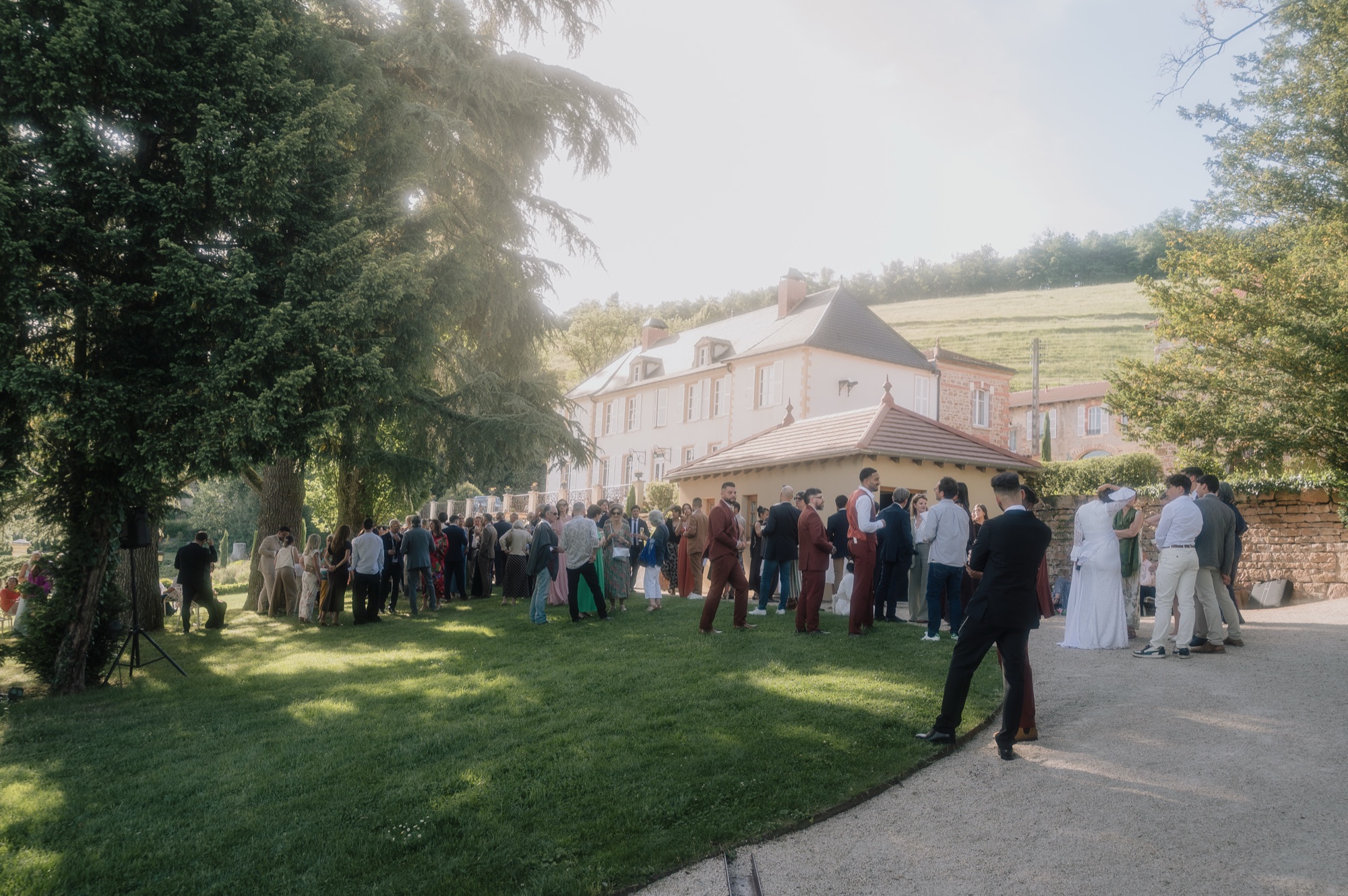 Ambiance du vin d'honneur, invités qui trinquent, mariage à Lyon, Kaïto Rimbaud photographe